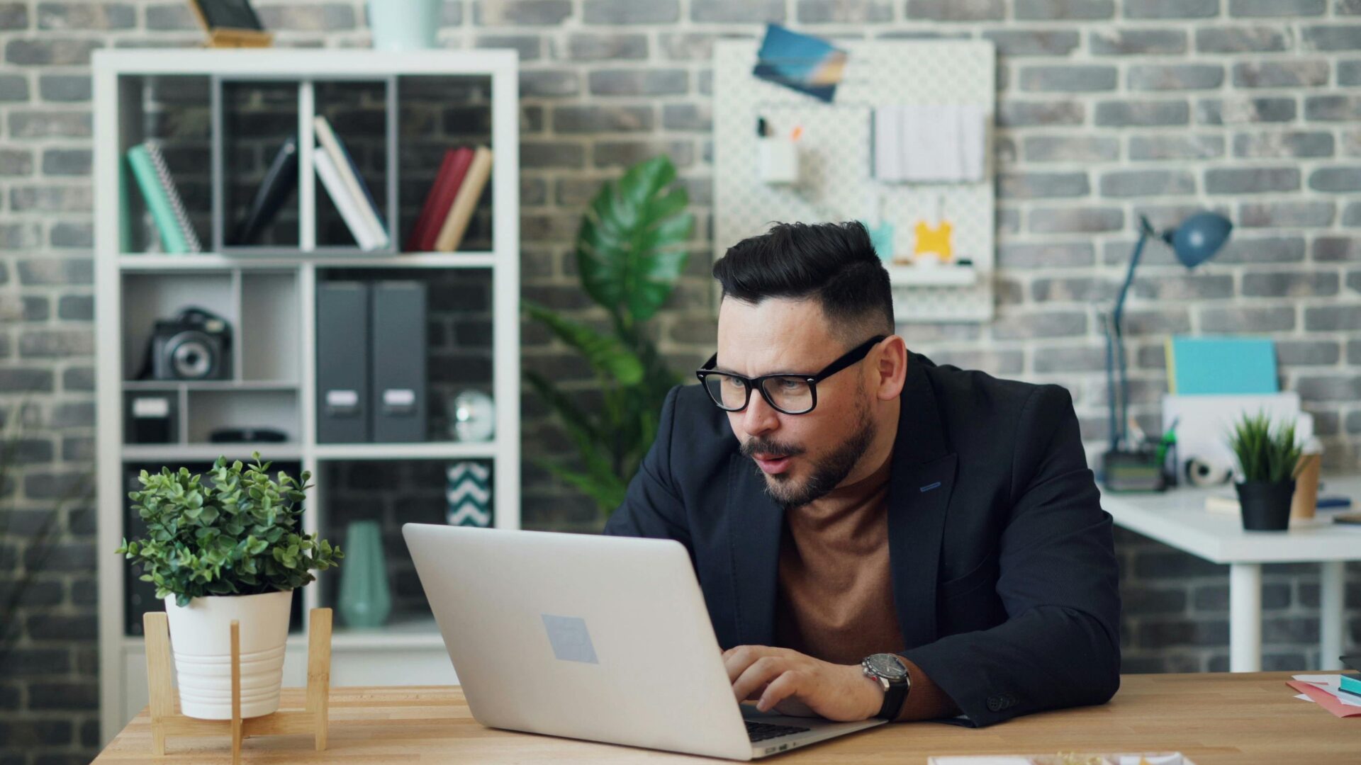 驚いている男性の画像